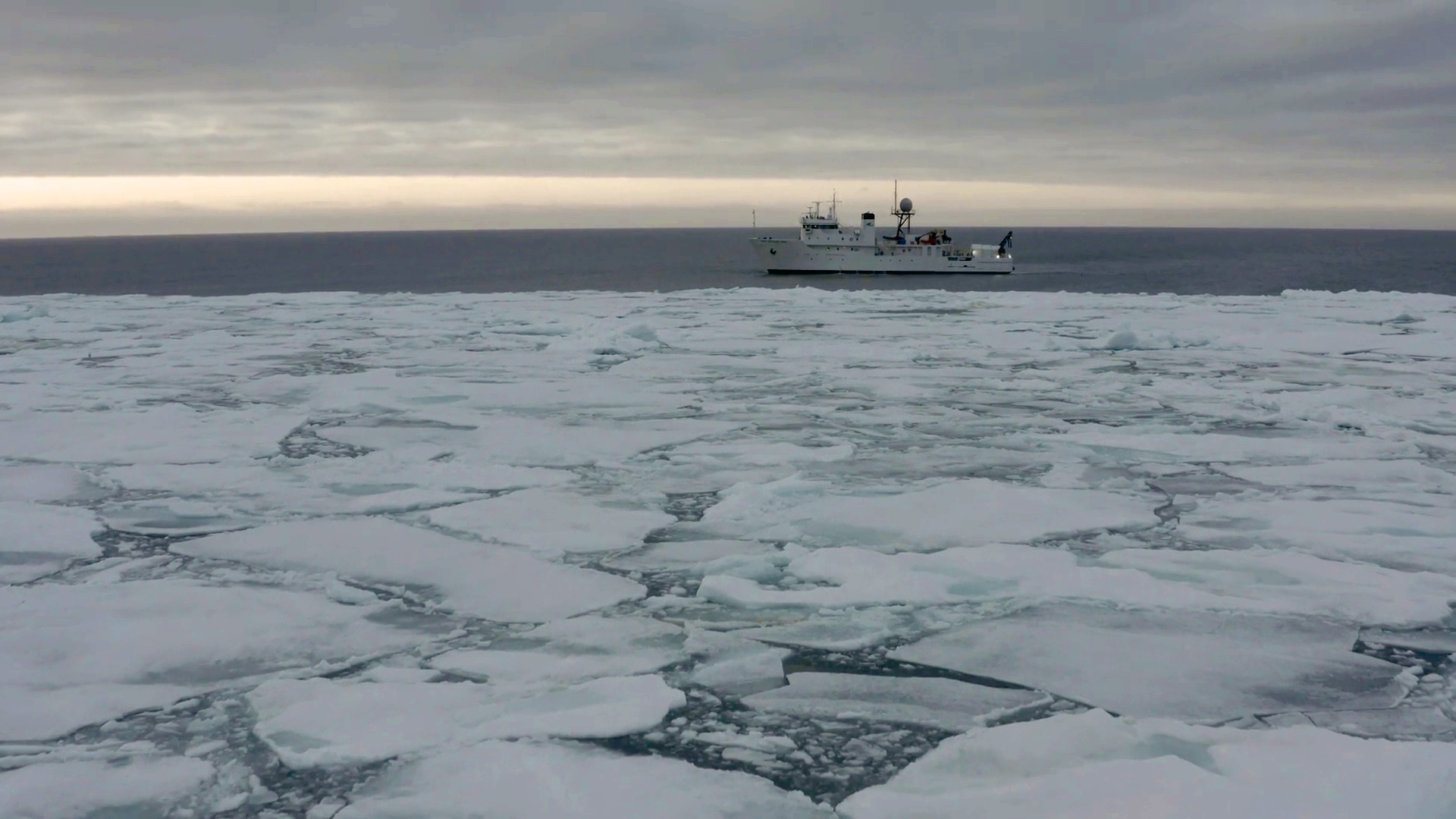Корабль северный океан. Северно Ледовитый океан канадский архипелаг. Экспедиция Херберта Северный Ледовитый океан. Северно Ледовитый океан мертвая вода.