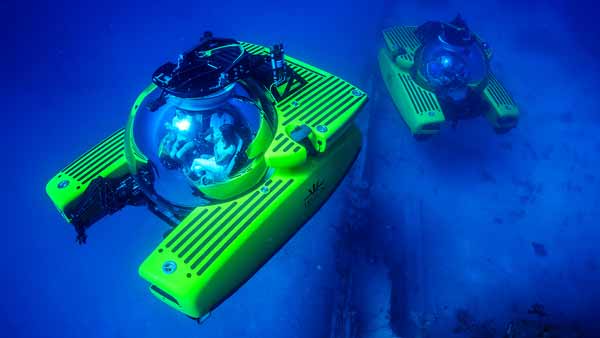 Two Triton submersible diving simultaneously